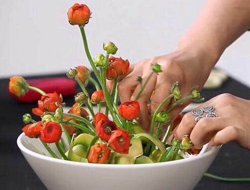 將花架的每一個(gè)部分插滿