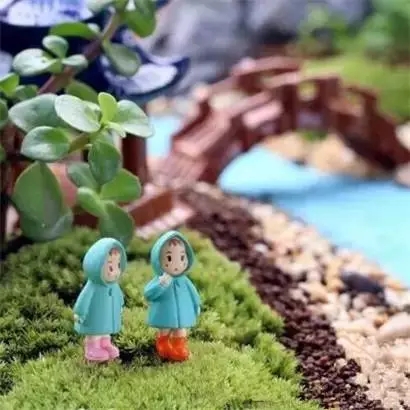 穿藍(lán)衣服的小女孩