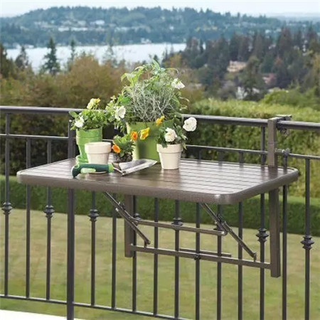 懸掛式桌子讓空間放大