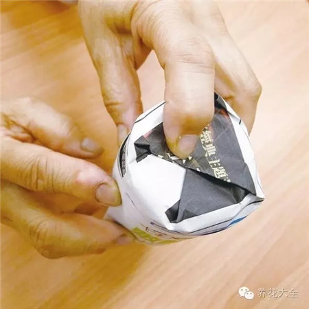 沿著玻璃瓶繼續(xù)向內(nèi)折