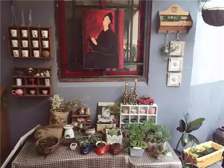 廢品用格子布來遮羞