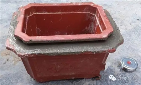 用水泥填滿兩者的縫隙