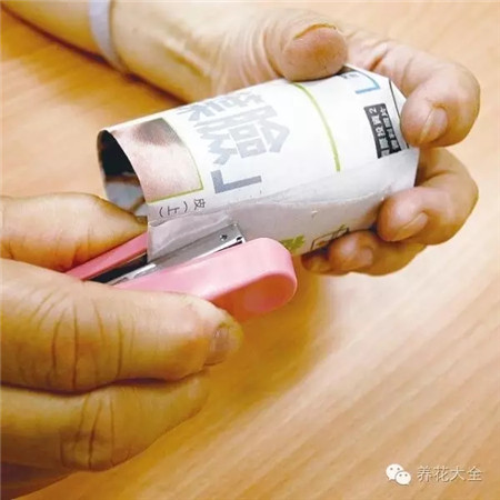 以釘書機(jī)將交接處釘合