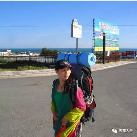 也許是澄澈的天空、潔白的云朵，也許是輪廓清晰的遠(yuǎn)山、猝不及防的花海，總之，她被這里的一切深深吸引。