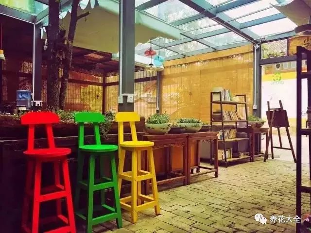  在庭中小憩，各色座椅與小花相映成趣。垂下葦簾，把燥熱關(guān)在簾外，享受這一刻的清涼。2