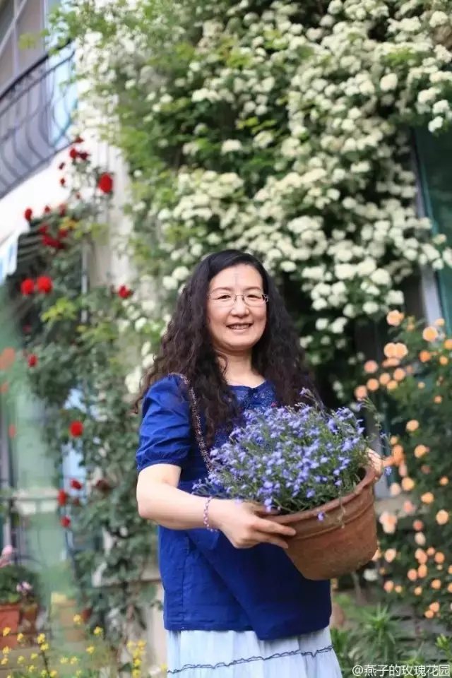 但是源于熱愛和堅(jiān)定，她總能在忙碌的八小時之外，擠出時間來侍弄她心愛的花草。