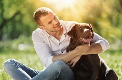 狗狗喜歡主人的表現(xiàn) 狗狗認(rèn)你做主人的表現(xiàn)0