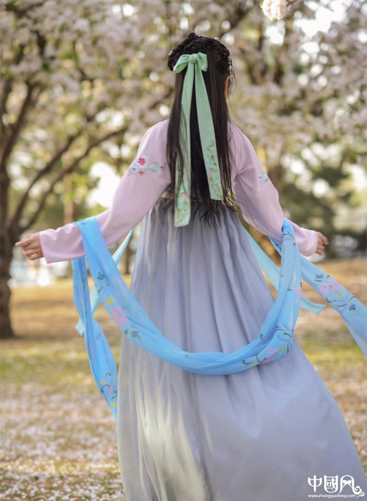 淡灰色刺繡齊胸襦裙?jié)h服