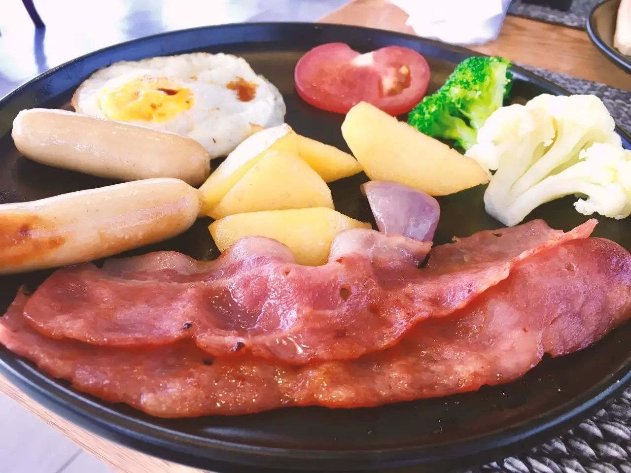 香格里拉薩洛頤度假酒店，以上帝視角看納帕海