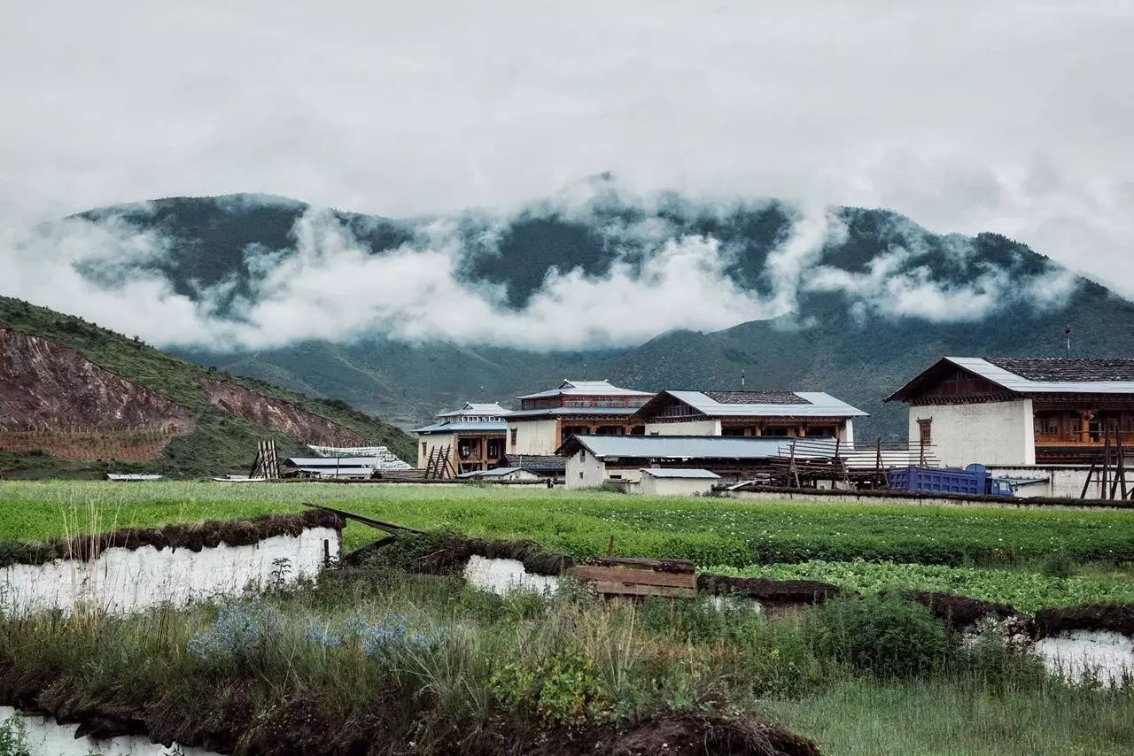 香格里拉薩洛頤度假酒店，以上帝視角看納帕海