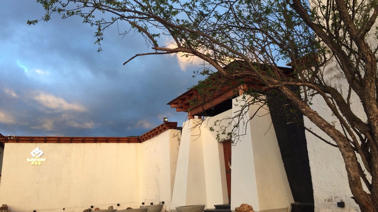 香格里拉薩洛頤度假酒店，以上帝視角看納帕海