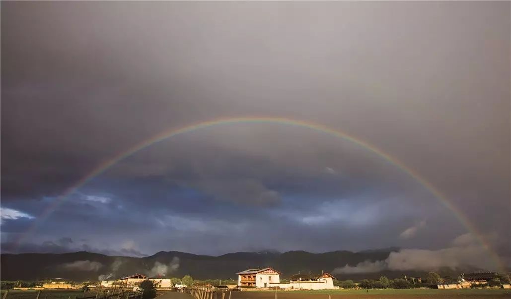 香格里拉薩洛頤度假酒店，以上帝視角看納帕海
