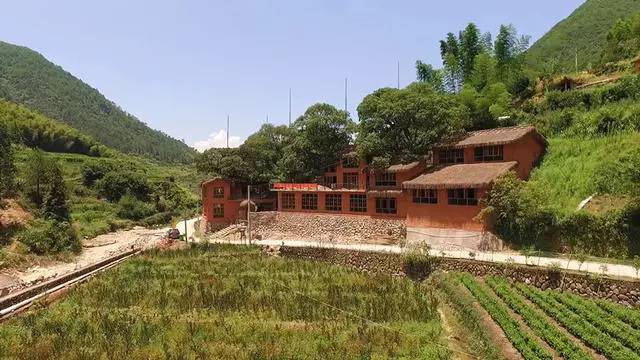 螞蟻尚墅，在山谷的花田美舍里生活