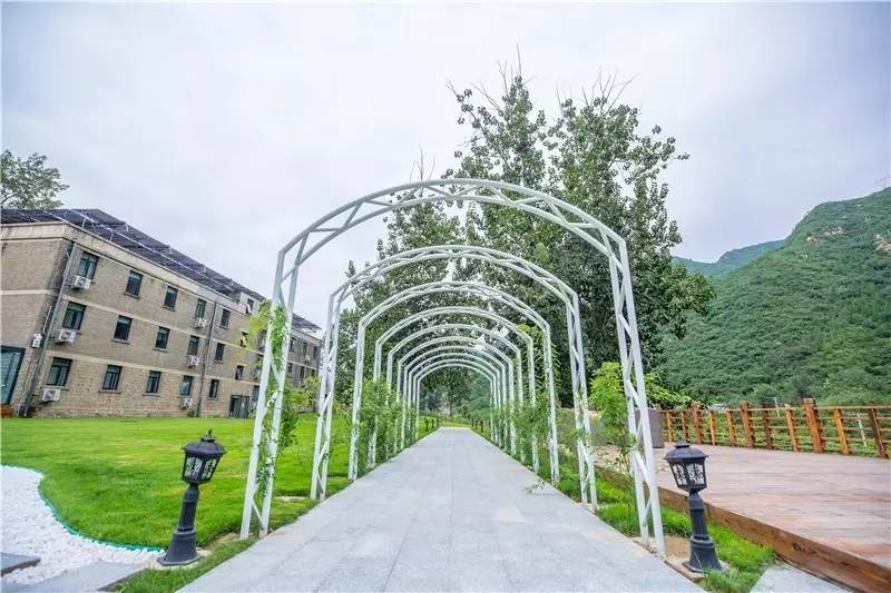 北京金岳臺(tái)溫泉酒店，承載著上個(gè)世紀(jì)的老磚樓