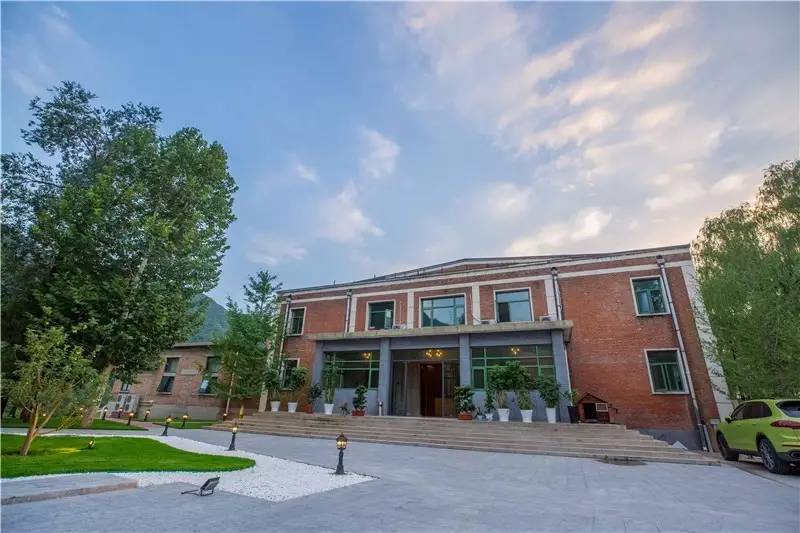 北京金岳臺(tái)溫泉酒店，承載著上個(gè)世紀(jì)的老磚樓