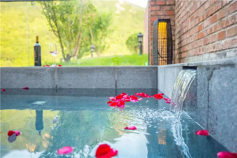 北京金岳臺(tái)溫泉酒店，承載著上個(gè)世紀(jì)的老磚樓