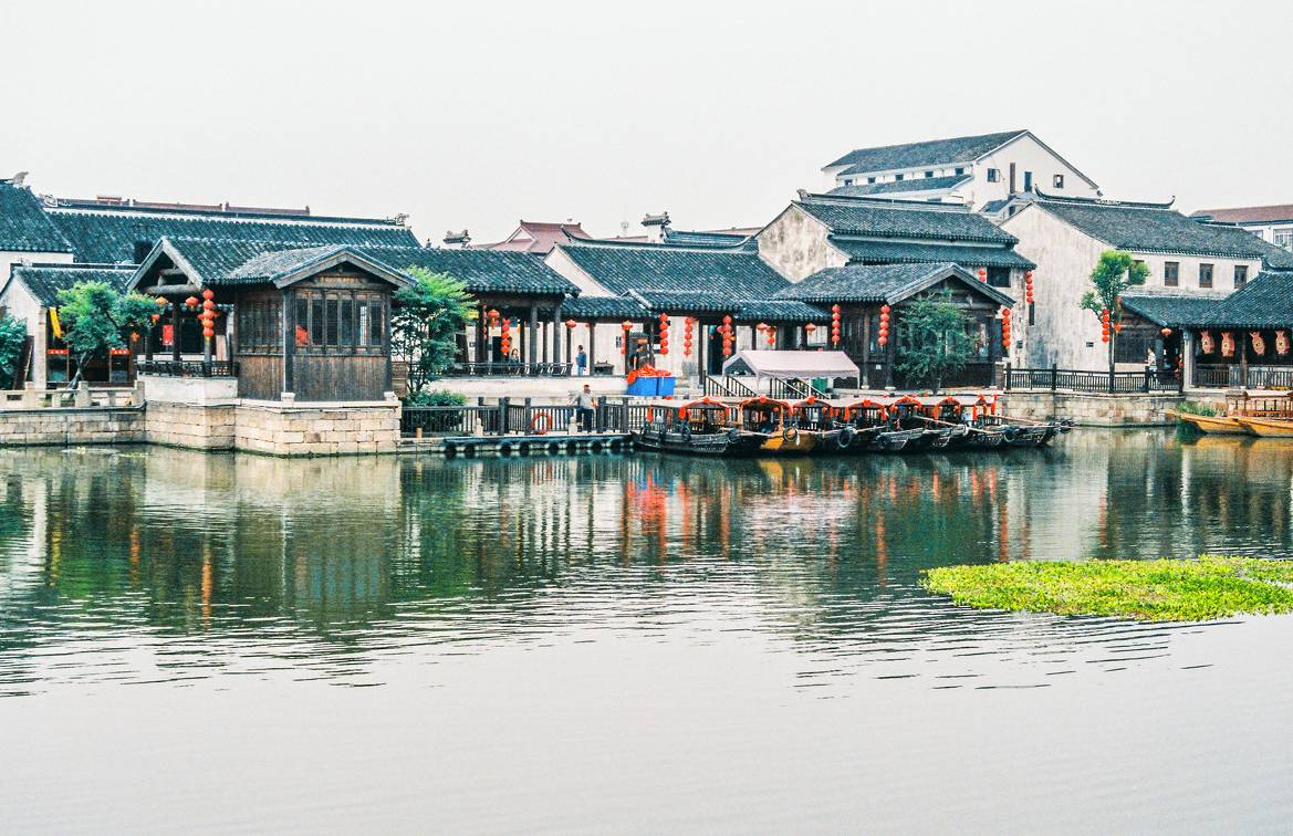塘棲古鎮(zhèn)小茶姑娘，古鎮(zhèn)溪邊沐浴清風(fēng)滌蕩心靈
