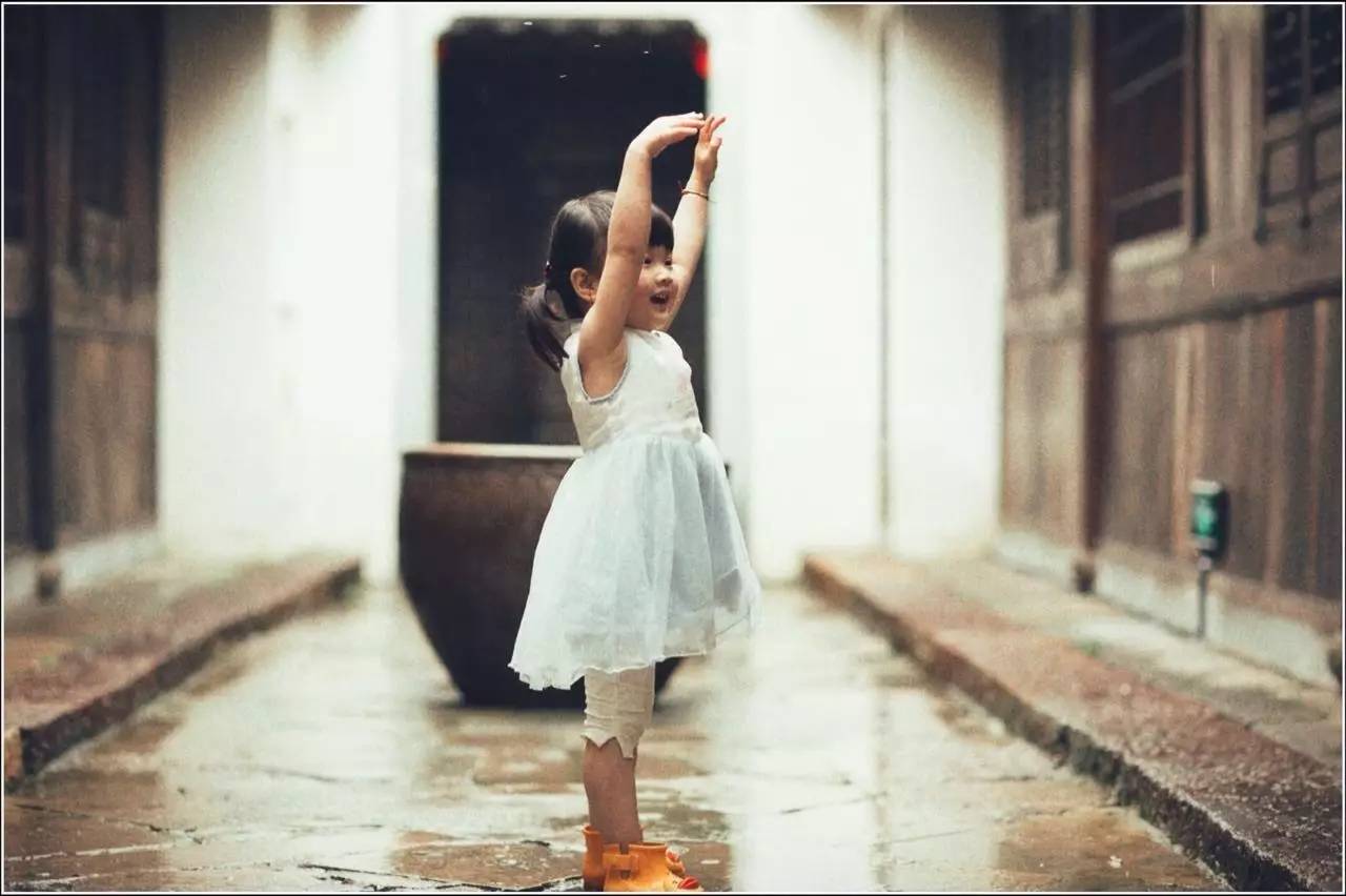 塘棲古鎮(zhèn)小茶姑娘，古鎮(zhèn)溪邊沐浴清風(fēng)滌蕩心靈