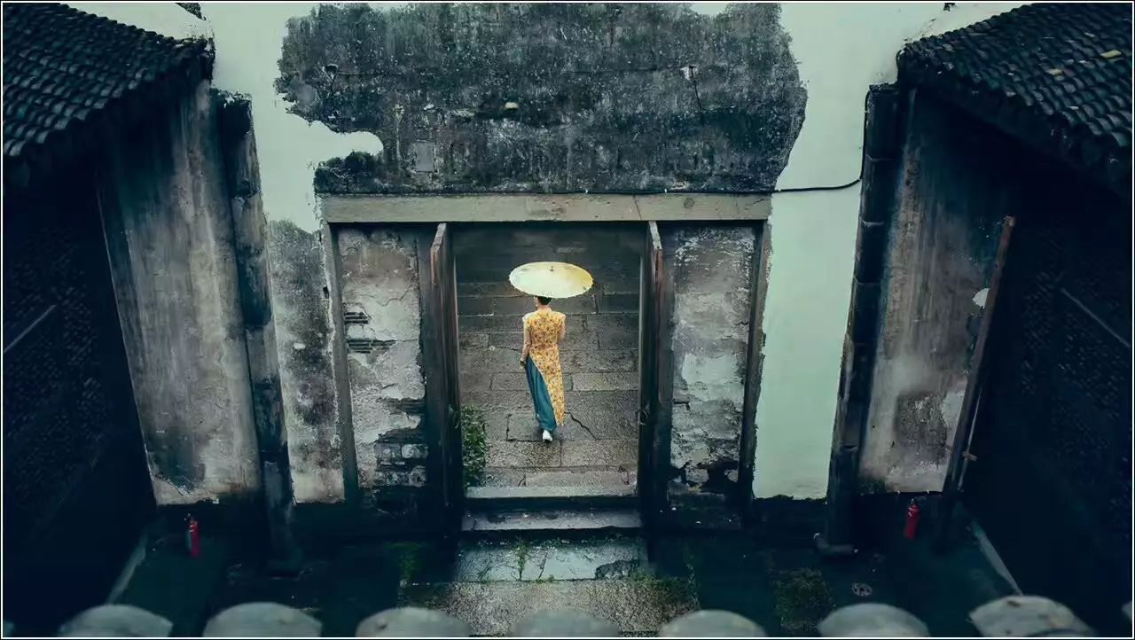 塘棲古鎮(zhèn)小茶姑娘，古鎮(zhèn)溪邊沐浴清風(fēng)滌蕩心靈