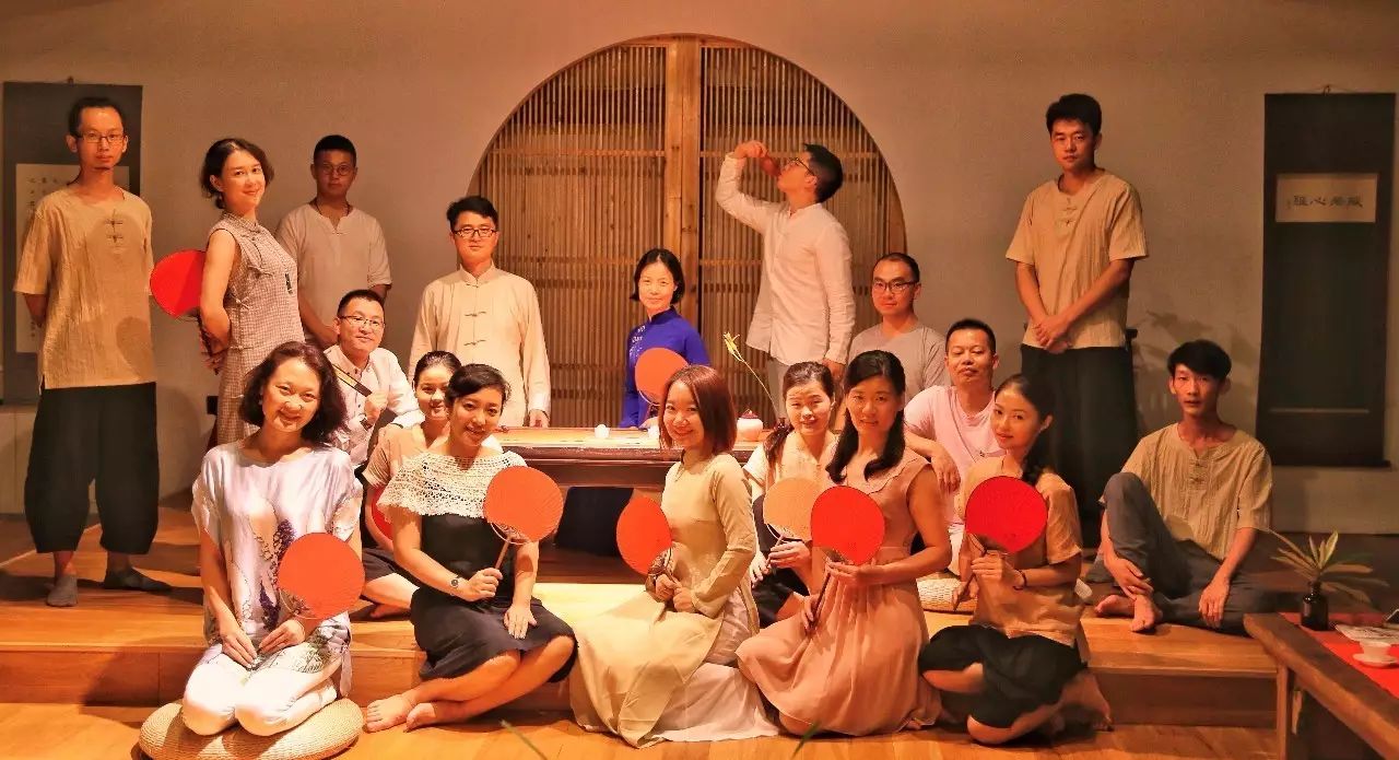 塘棲古鎮(zhèn)小茶姑娘，古鎮(zhèn)溪邊沐浴清風(fēng)滌蕩心靈