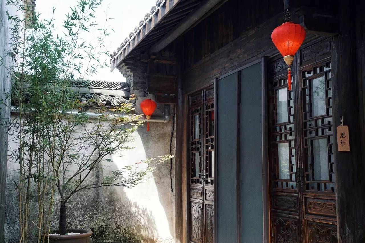 塘棲古鎮(zhèn)小茶姑娘，古鎮(zhèn)溪邊沐浴清風(fēng)滌蕩心靈