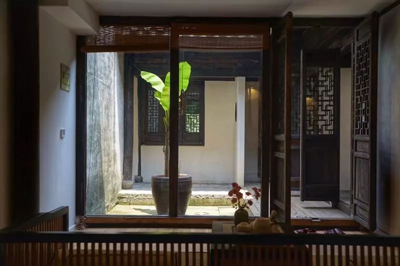 塘棲古鎮(zhèn)小茶姑娘，古鎮(zhèn)溪邊沐浴清風滌蕩心靈