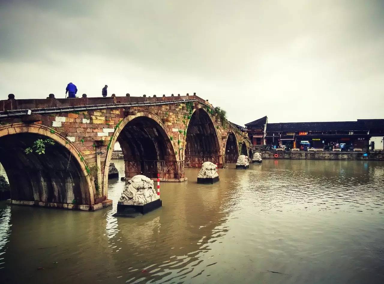 塘棲古鎮(zhèn)小茶姑娘，古鎮(zhèn)溪邊沐浴清風(fēng)滌蕩心靈