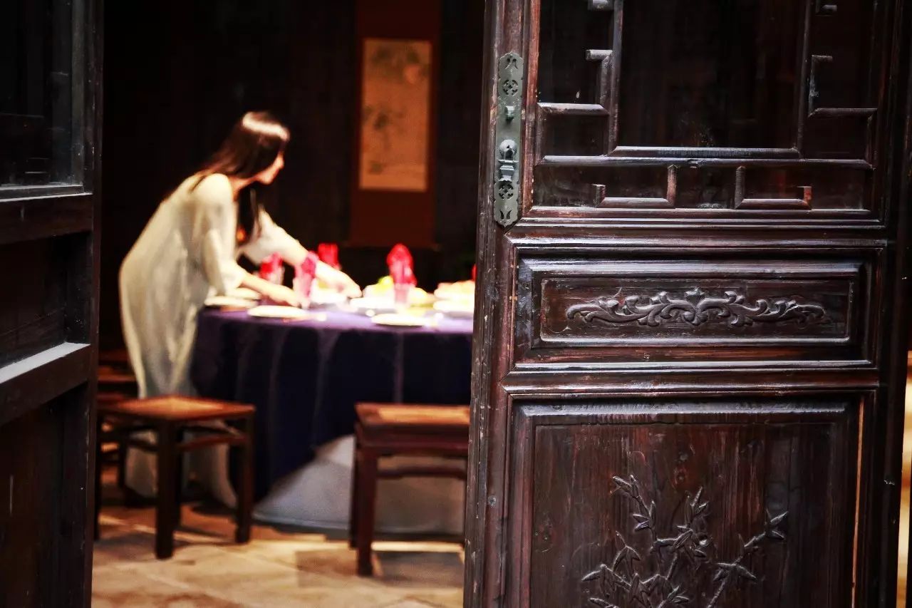 塘棲古鎮(zhèn)小茶姑娘，古鎮(zhèn)溪邊沐浴清風(fēng)滌蕩心靈