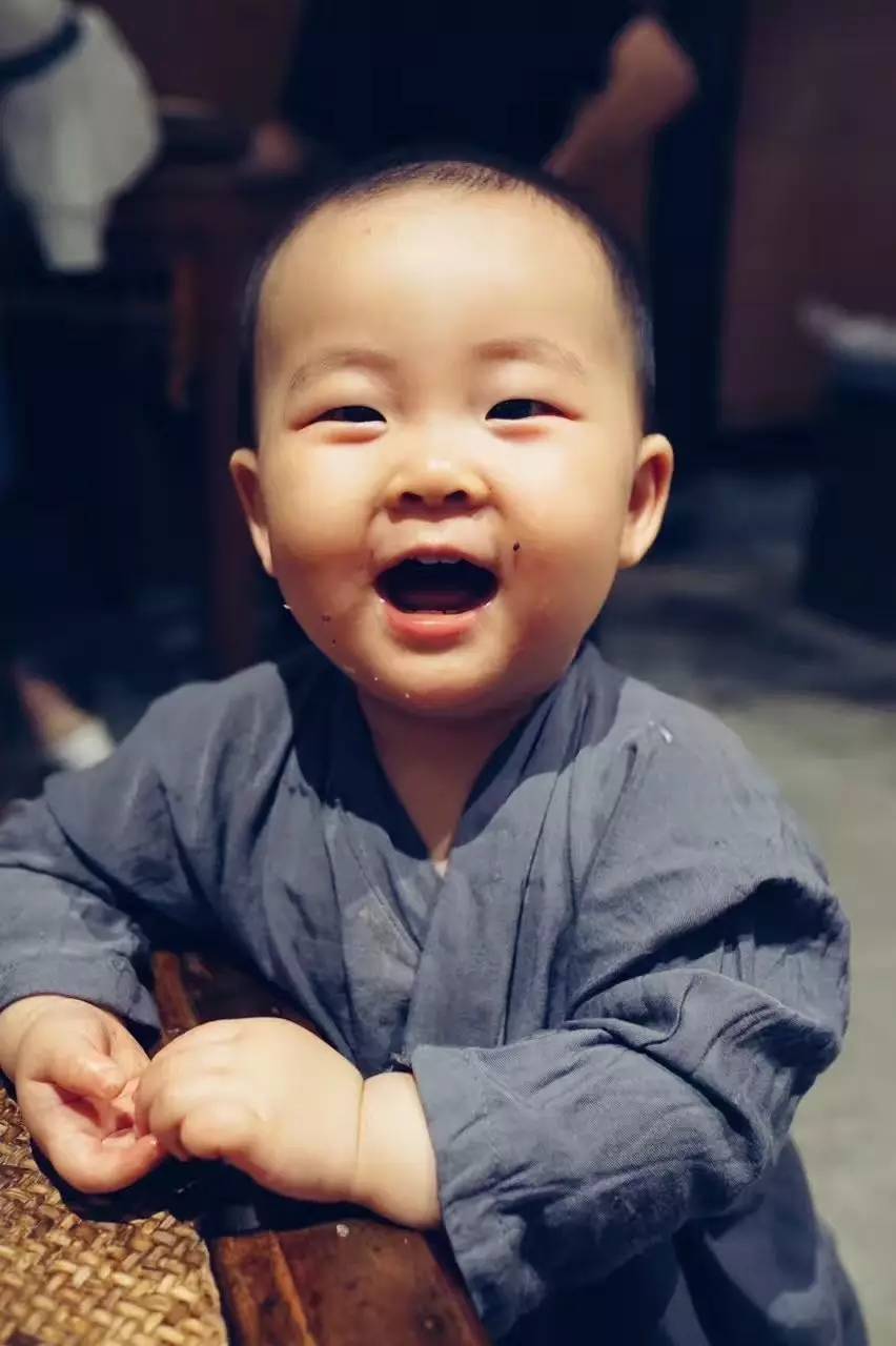 塘棲古鎮(zhèn)小茶姑娘，古鎮(zhèn)溪邊沐浴清風(fēng)滌蕩心靈