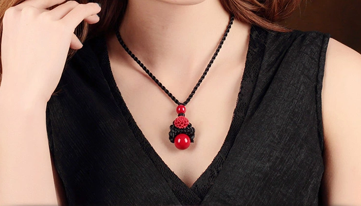 簡(jiǎn)約紅吊墜鎖骨鏈古典福連文苑項(xiàng)鏈
