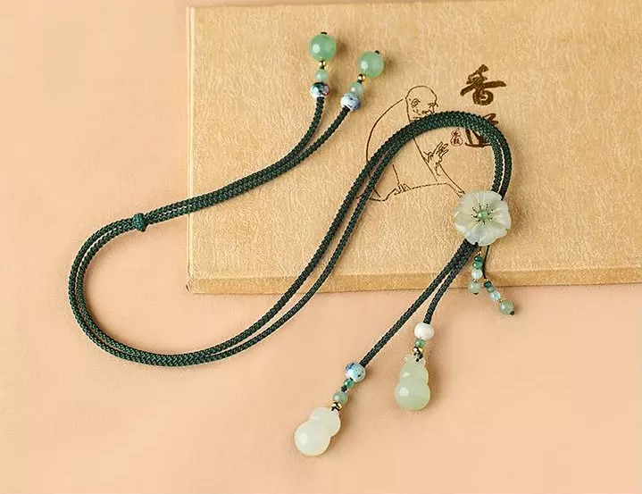 岫玉葫蘆吊墜簡(jiǎn)約民族風(fēng)項(xiàng)鏈?zhǔn)罪? src="/shige/d/file/bigpic/190404/04/13-1F925101T7.png" style="height: 621px; width: 750px;" / data-6mx0="LNLBHq"><br / data-CXAi="FIBpDf">
	<img alt=