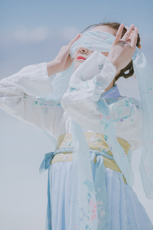清新靚麗的淡藍色長裙古裝女子攝影