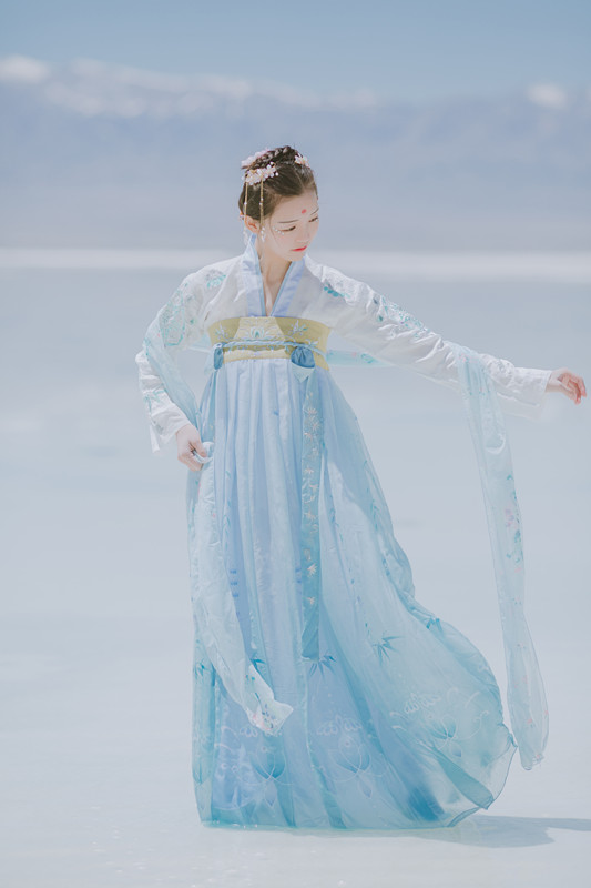 清新靚麗的淡藍色長裙古裝女子攝影