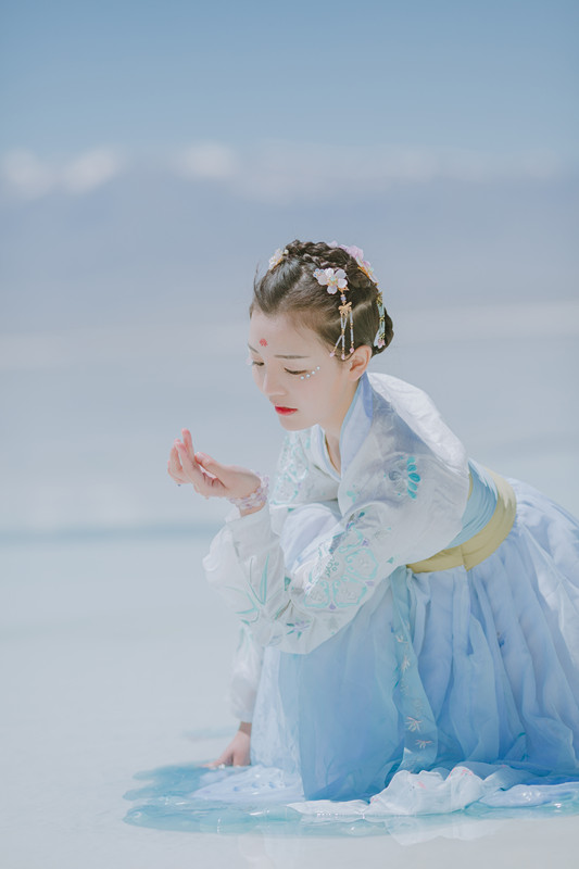 清新靚麗的淡藍色長裙古裝女子攝影