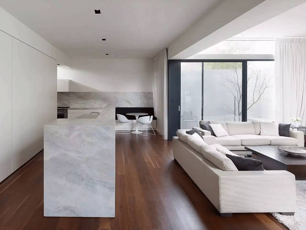 越白越簡，越極致