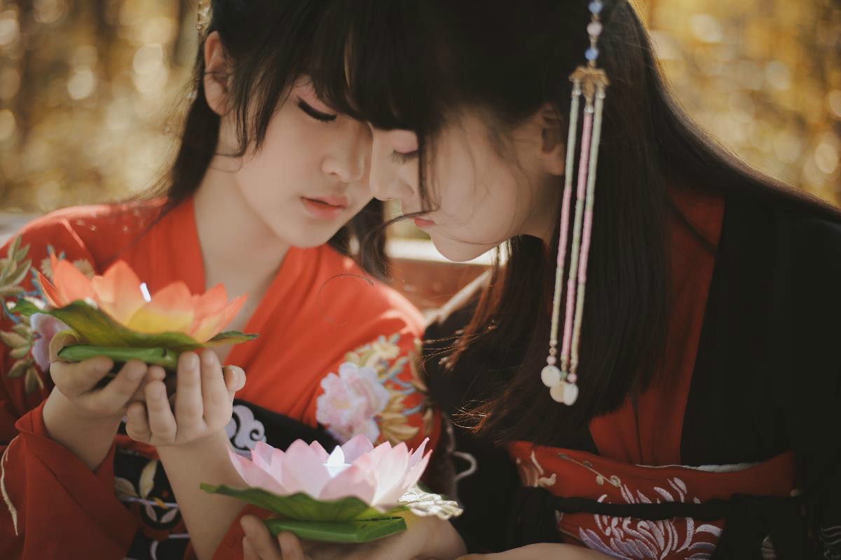 親密無(wú)間的閨蜜漢服古裝攝影