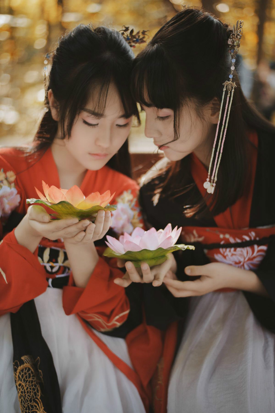 親密無(wú)間的閨蜜漢服古裝攝影