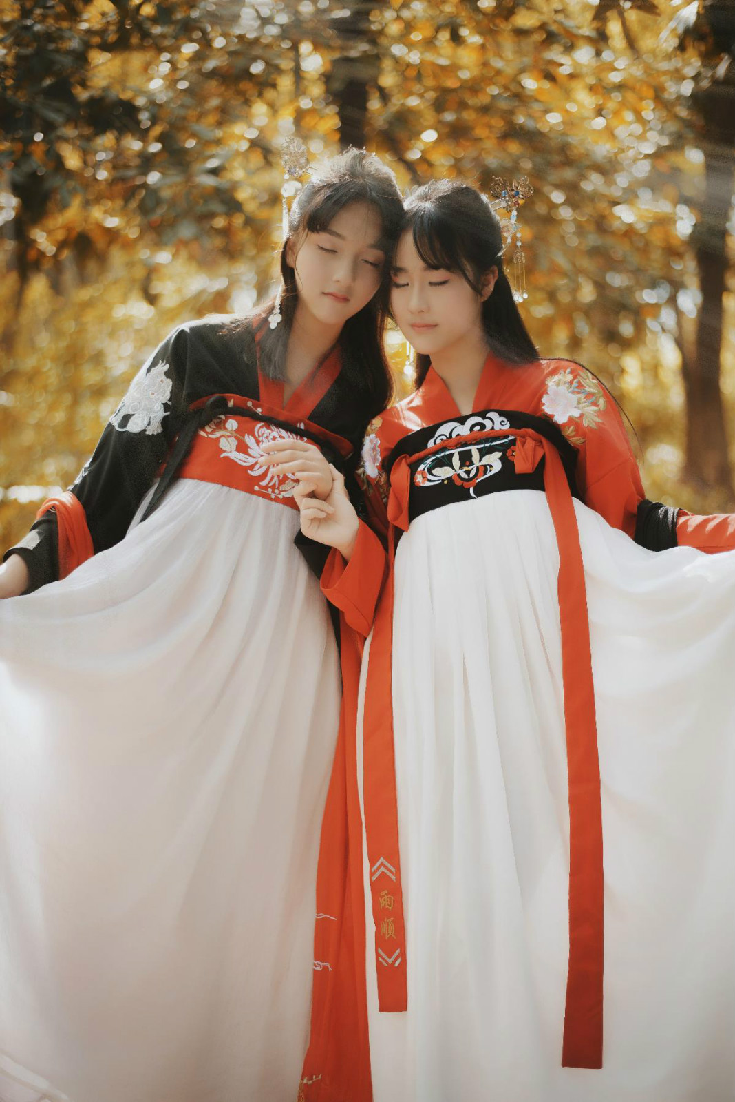 親密無(wú)間的閨蜜漢服古裝攝影