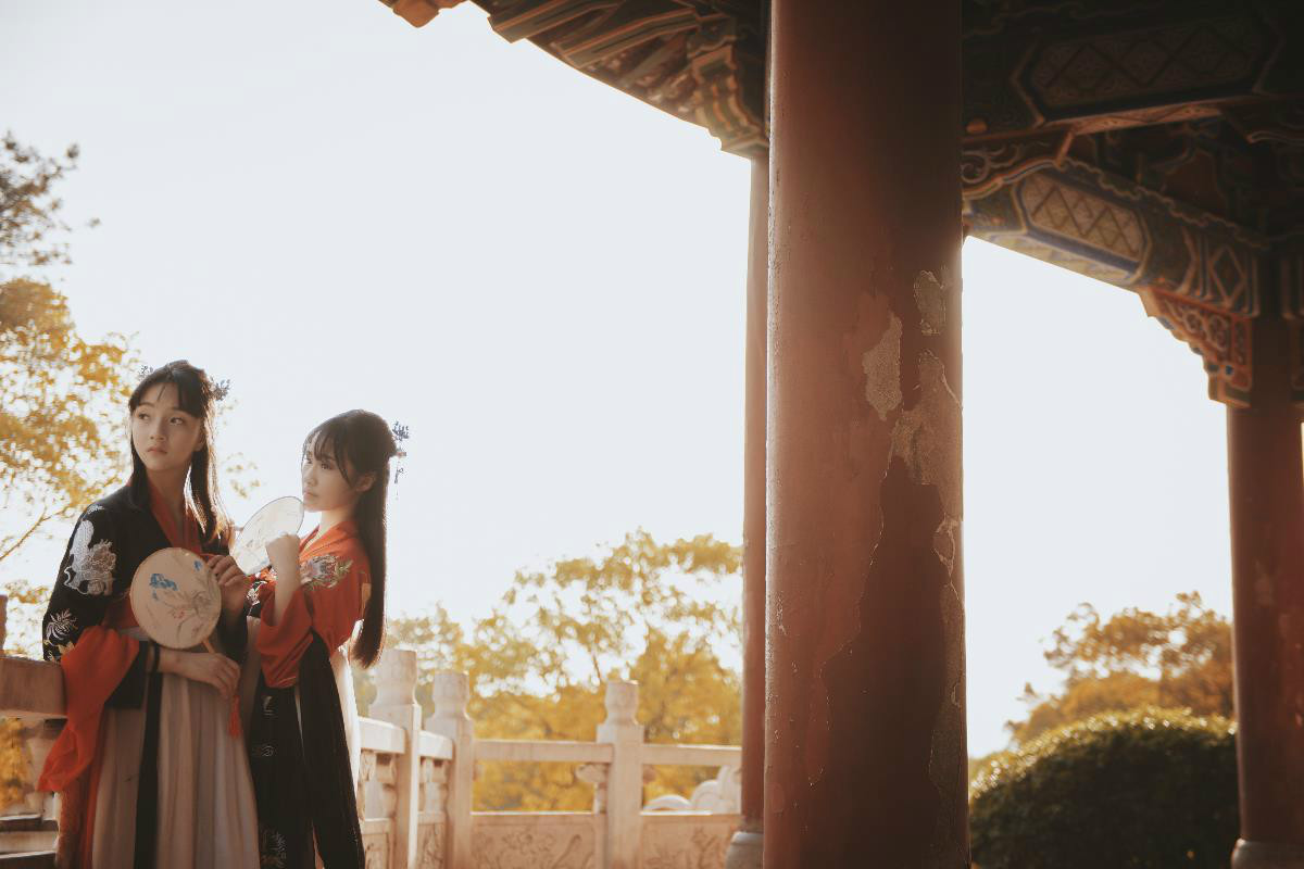 親密無(wú)間的閨蜜漢服古裝攝影