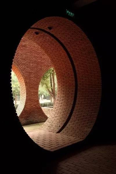 紅磚的建筑藝術(shù)，每一張紅磚墻都可以拿去做紅