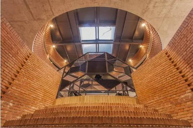 紅磚的建筑藝術(shù)，每一張紅磚墻都可以拿去做紅