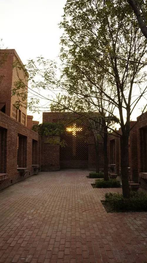 紅磚的建筑藝術(shù)，每一張紅磚墻都可以拿去做紅