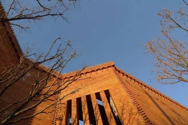 紅磚的建筑藝術(shù)，每一張紅磚墻都可以拿去做紅