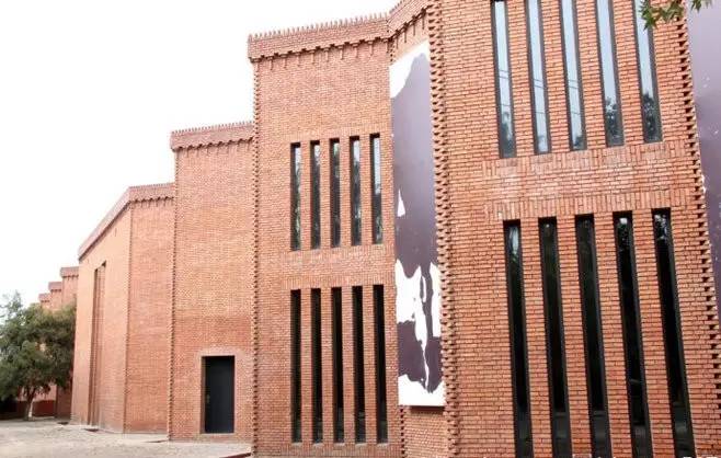 紅磚的建筑藝術(shù)，每一張紅磚墻都可以拿去做紅