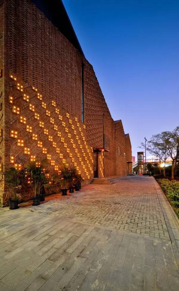 紅磚的建筑藝術(shù)，每一張紅磚墻都可以拿去做紅