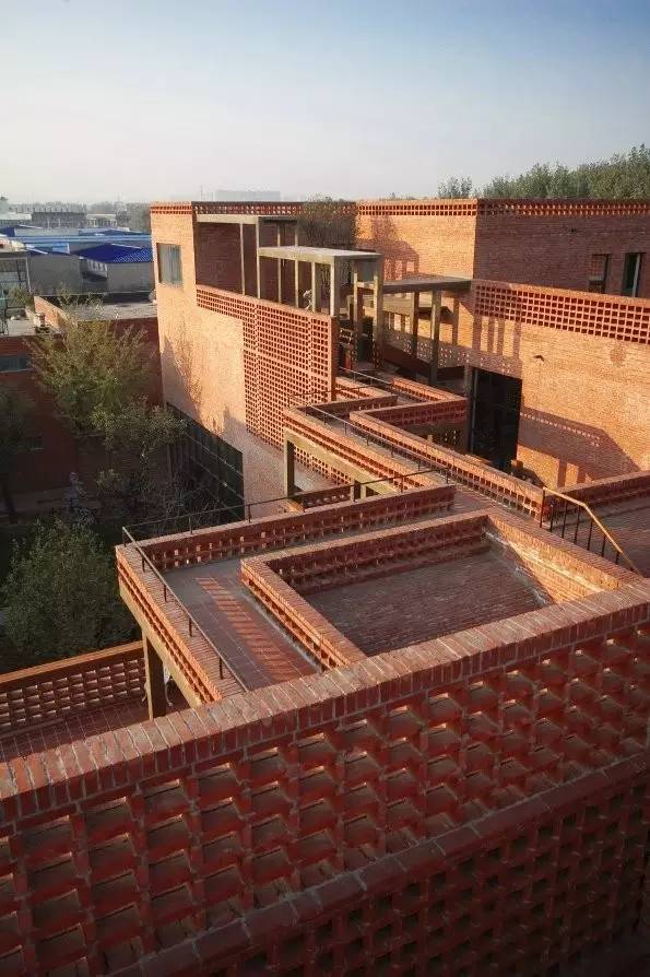 紅磚的建筑藝術(shù)，每一張紅磚墻都可以拿去做紅