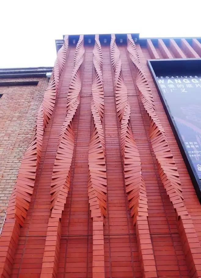 紅磚的建筑藝術(shù)，每一張紅磚墻都可以拿去做紅