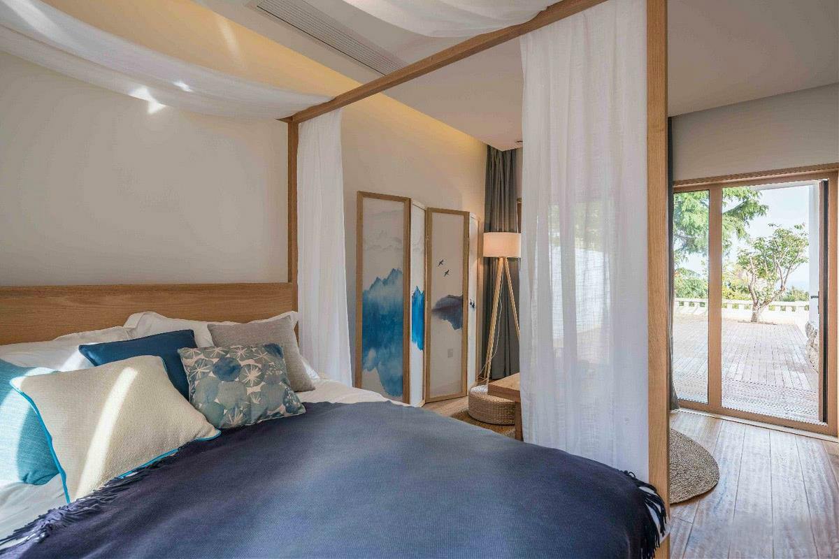 原木風(fēng)情的青島民宿，聽大海的聲音