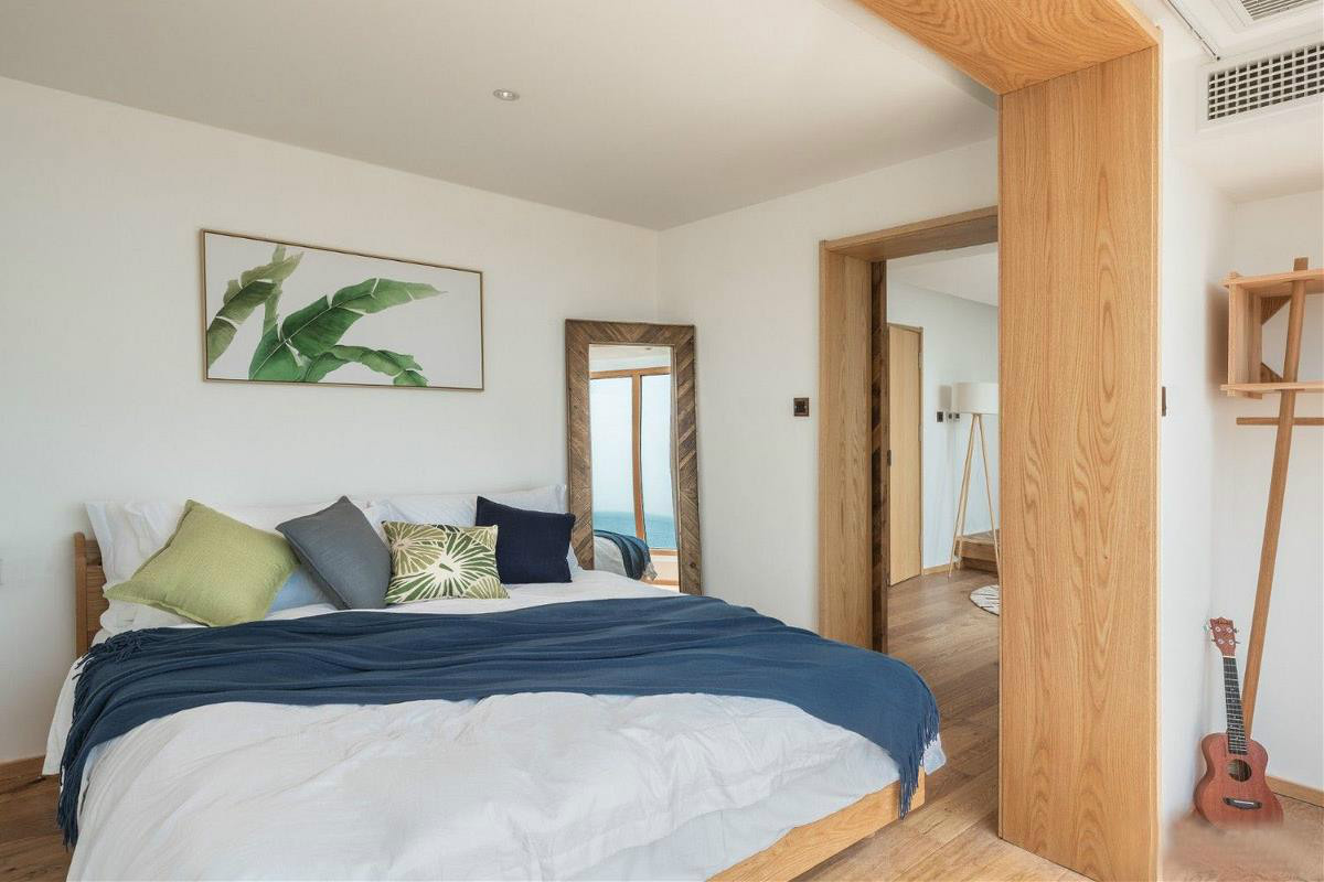 原木風(fēng)情的青島民宿，聽大海的聲音