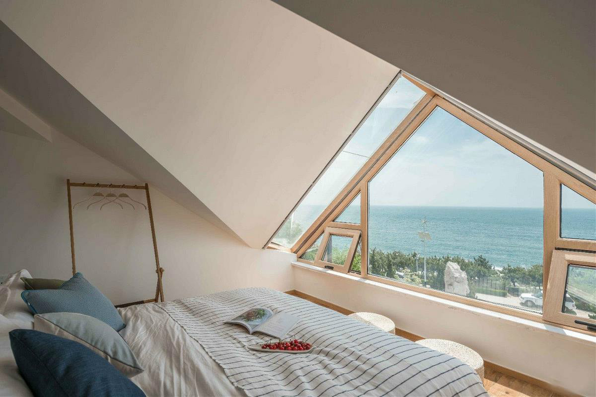 原木風(fēng)情的青島民宿，聽大海的聲音